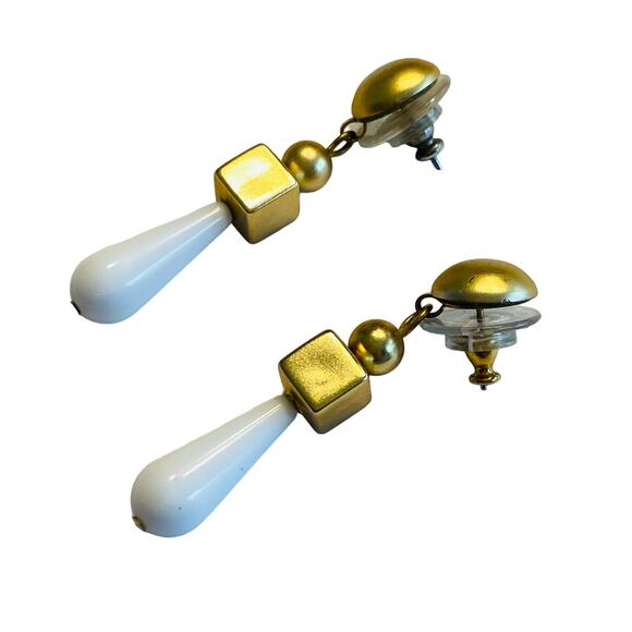 Vintage Goldtone & White Teardrop Pierced Earrings Dangles Drops Fashion Runway - Picture 1 of 5